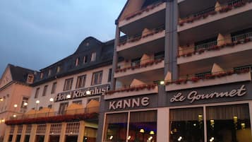 Fassade der Unterkunft – Abend/Nacht