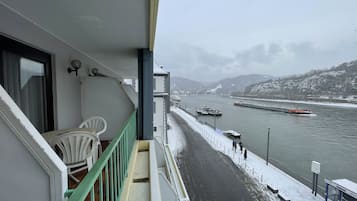 Doppel- oder Zweibettzimmer, eingeschränkter Flussblick mit Balkon | 1 Schlafzimmer, Allergikerbettwaren, Schreibtisch