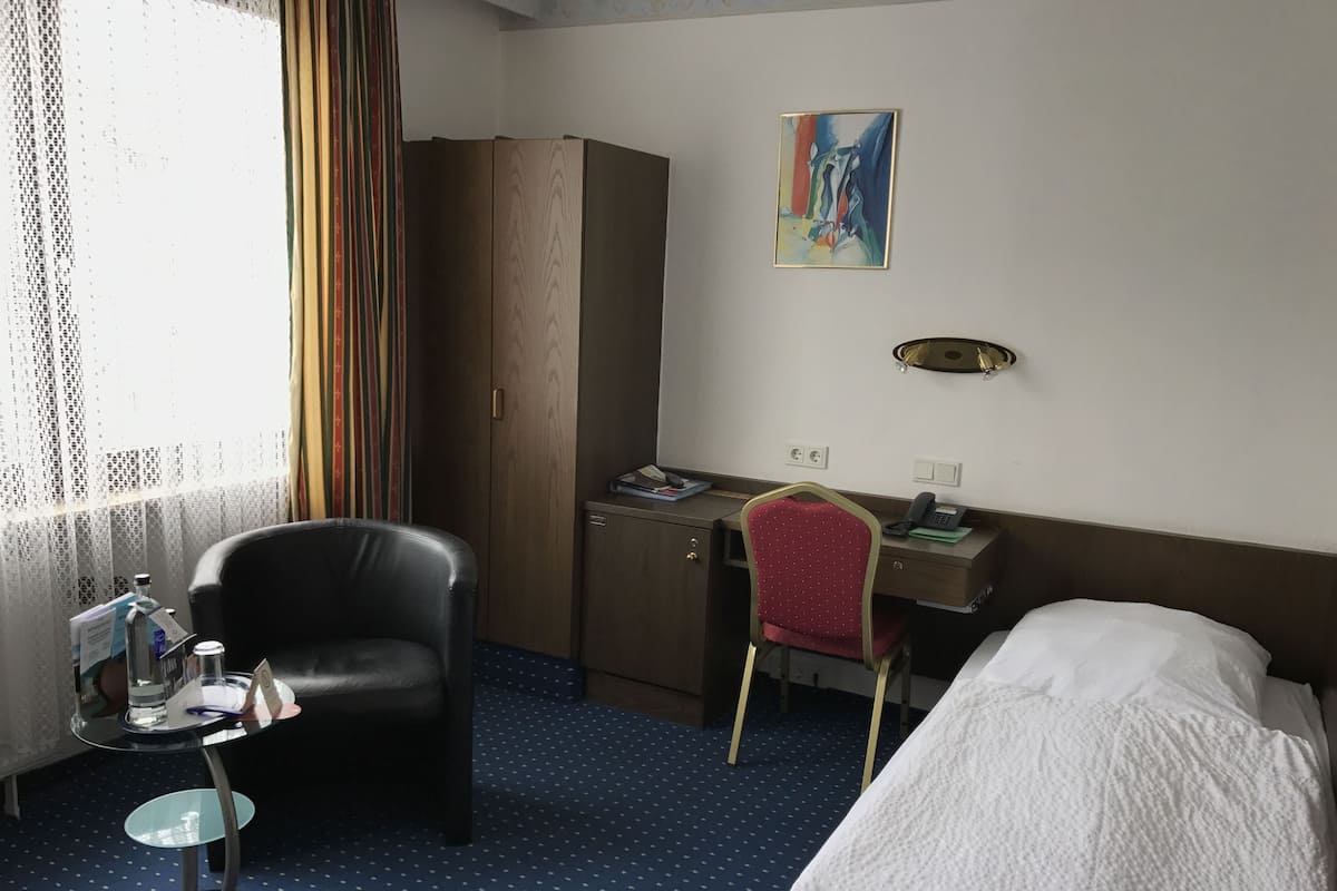 Single Room, 1 Katil Bujang (Single) | 1 bilik tidur, peralatan tempat tidur hipoalergenik, meja