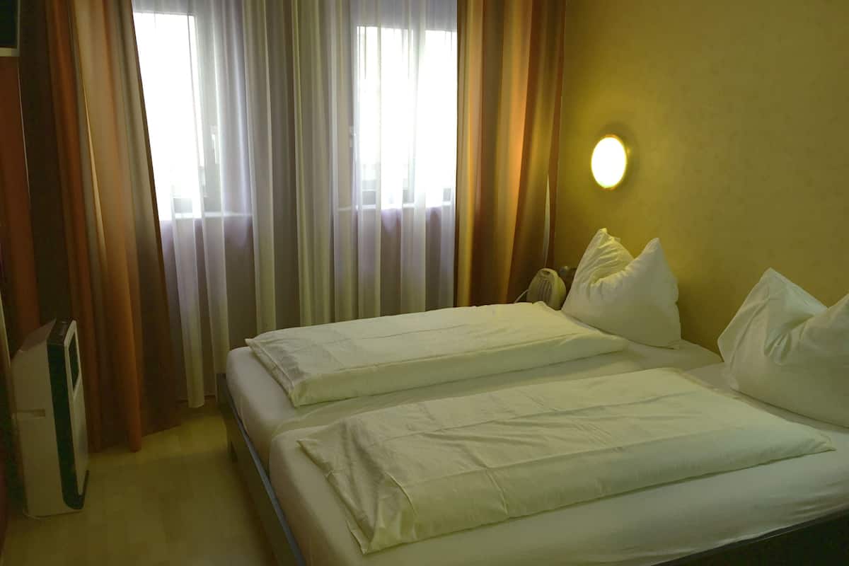 In-room safe, desk, free WiFi