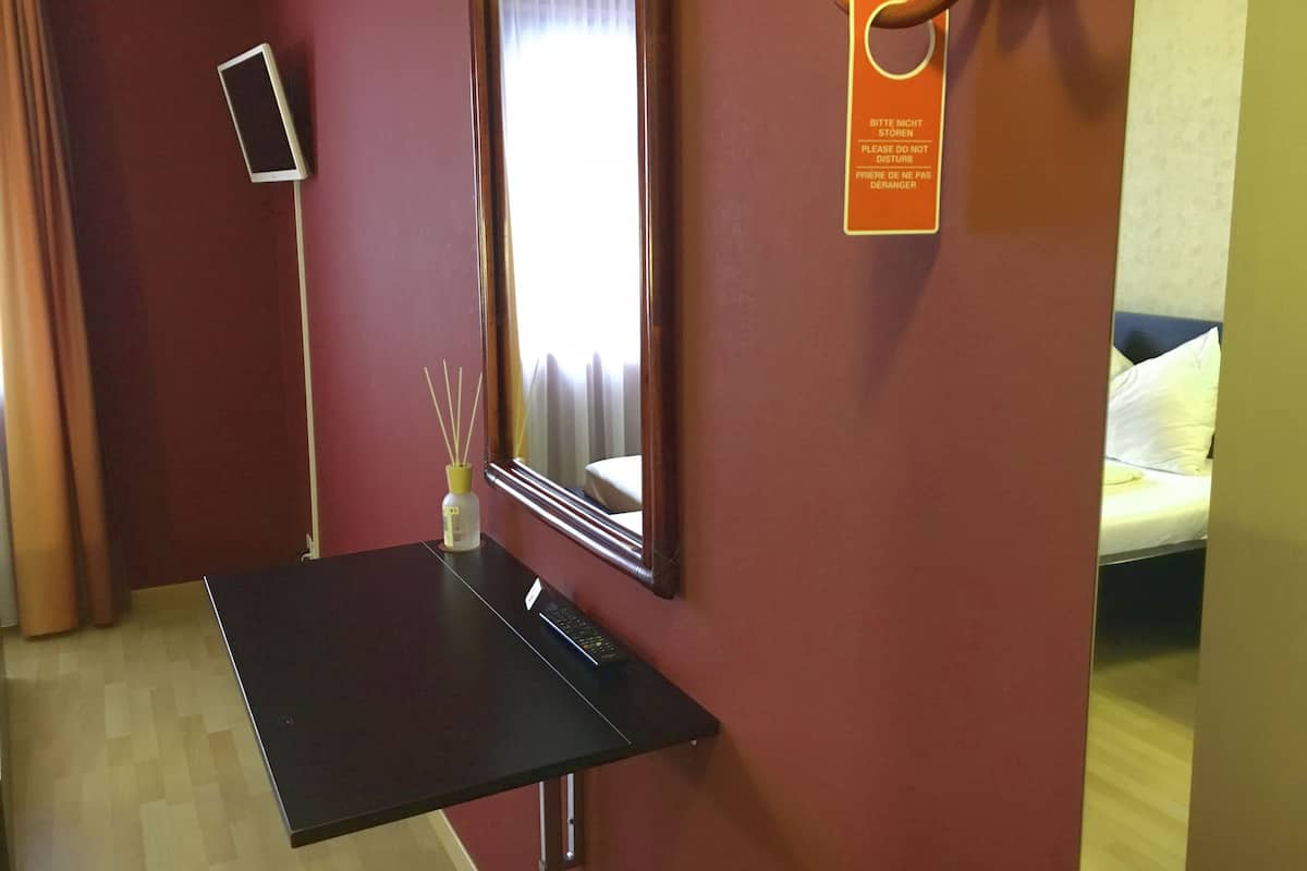Caja de seguridad en la habitación, escritorio y wifi gratis 