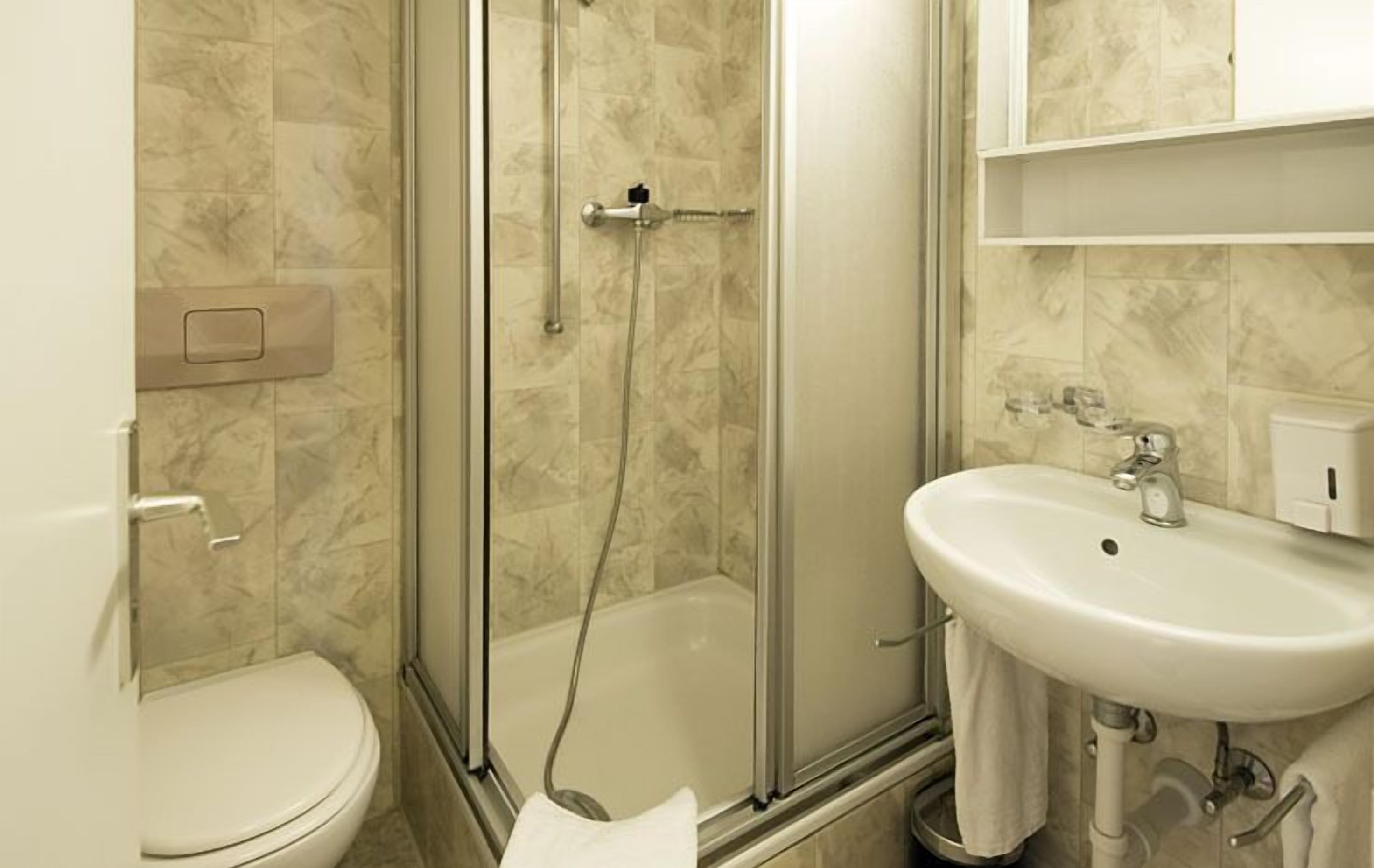 Douche, articles de toilette gratuits, sèche-cheveux