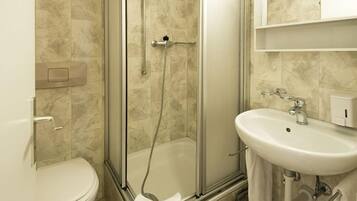 Douche, articles de toilette gratuits, sĂšche-cheveux