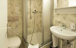 Regadera, amenidades de baño gratuitas, secadora de cabello, toallas 