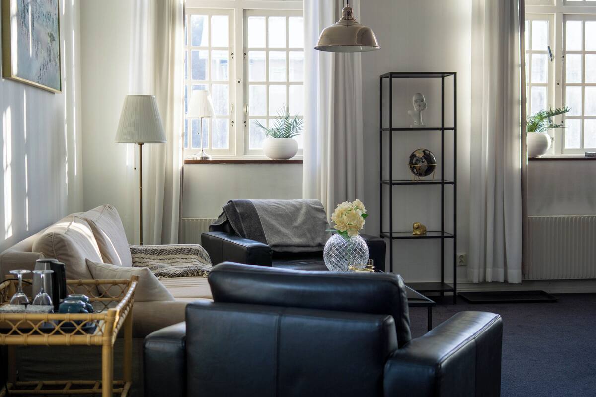 suite | desk, laptop workspace, iron/ironing board, free cots/infant beds