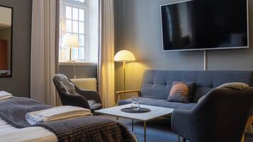 Habitación doble superior | Escritorio y espacio para trabajar con laptop