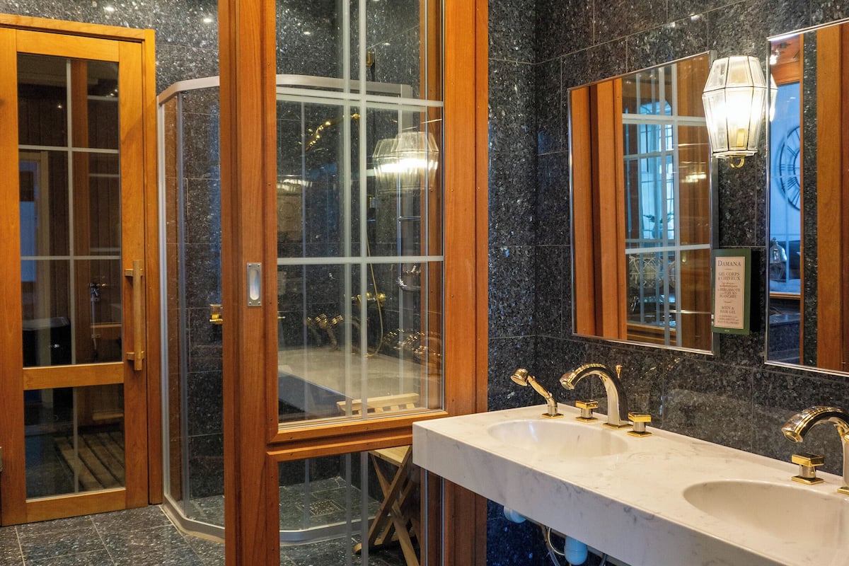 suite | bathroom | hair dryer, towels, soap, shampoo