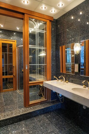 Suite | Baño | Secador de pelo, toallas, jabón y champú