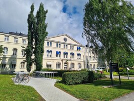 Un edificio histórico con un patio central, una zona de aparcamiento para bicicletas y un cartel que indica la ubicación del hotel Belongings 2B.