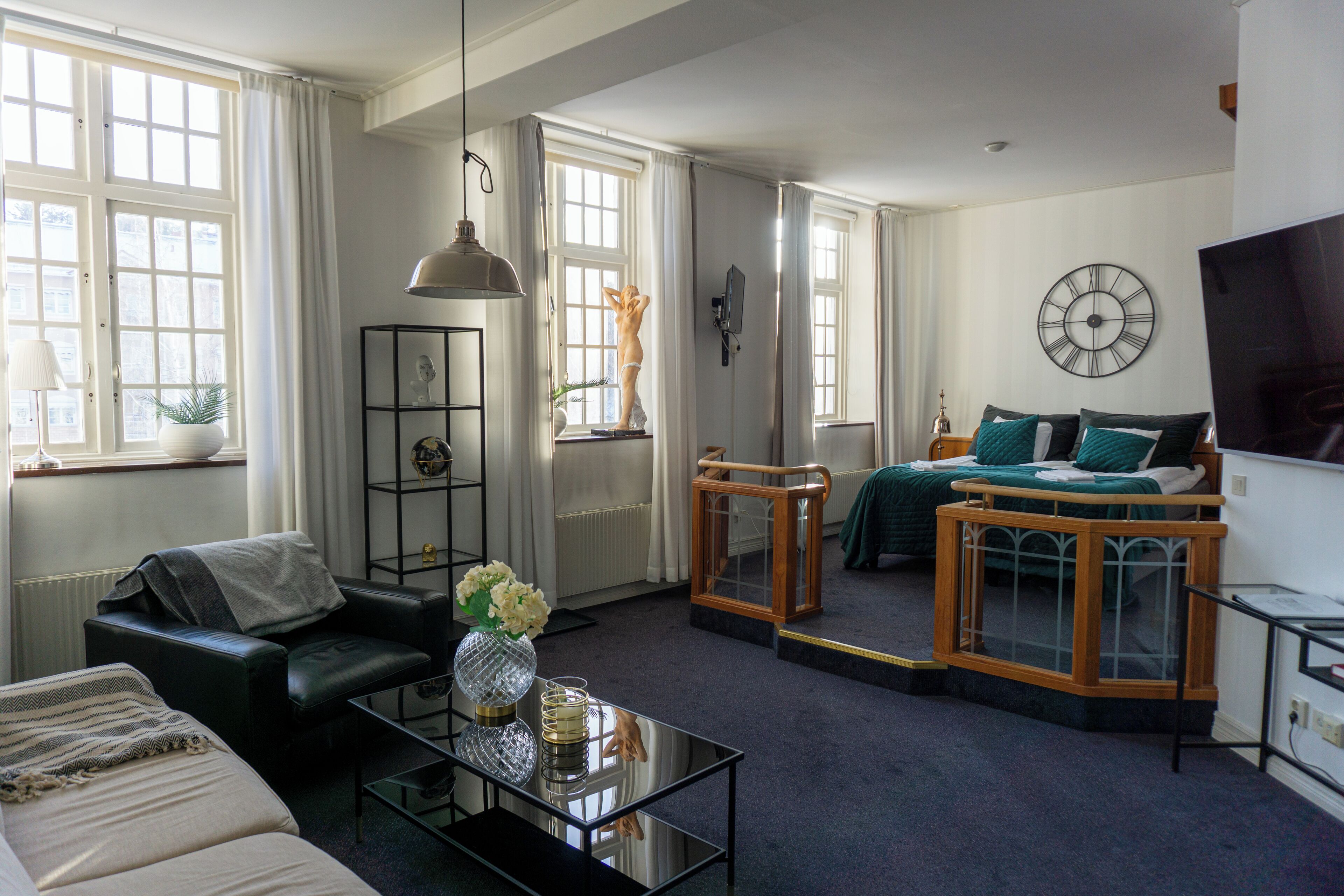 suite | desk, laptop workspace, iron/ironing board, free cots/infant beds