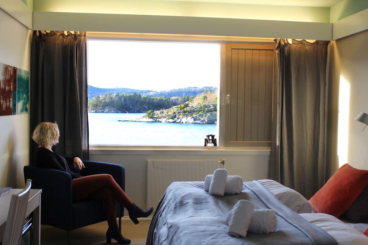 Dobbeltrom – deluxe, 1 kingsize-seng | Skrivebord, wi-fi (inkludert) og sengetøy