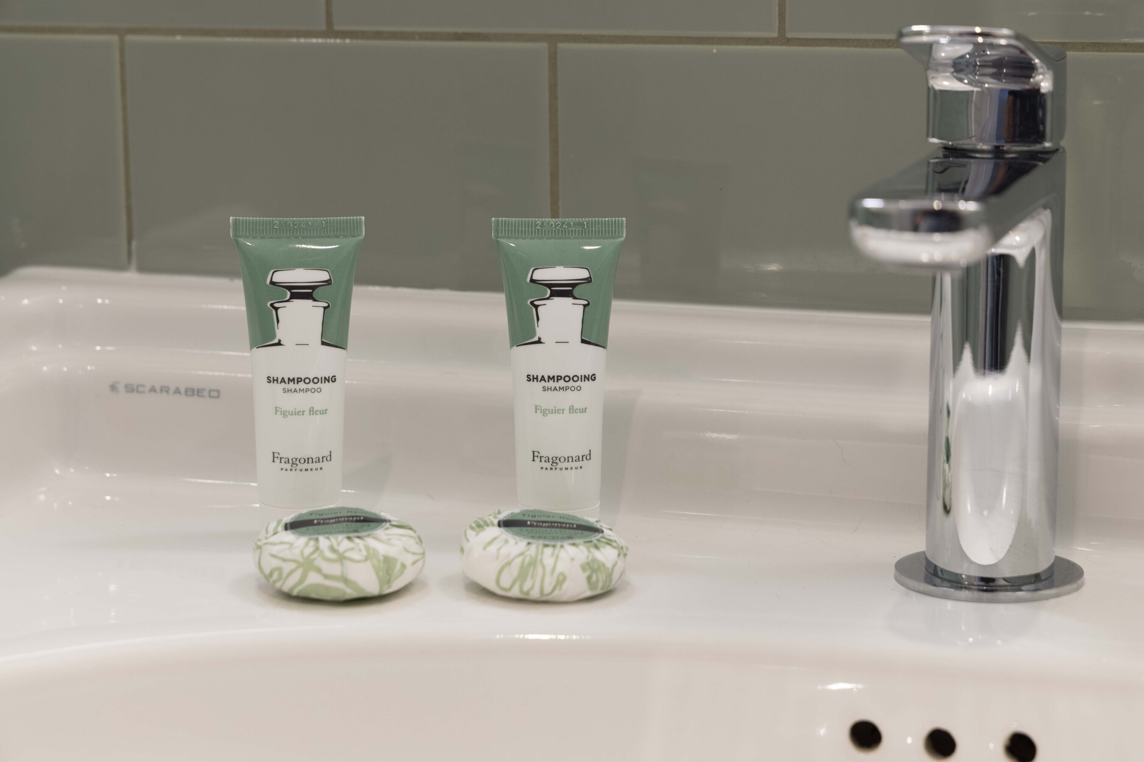 bonne chambre | bathroom | free toiletries, hair dryer, bathrobes, slippers