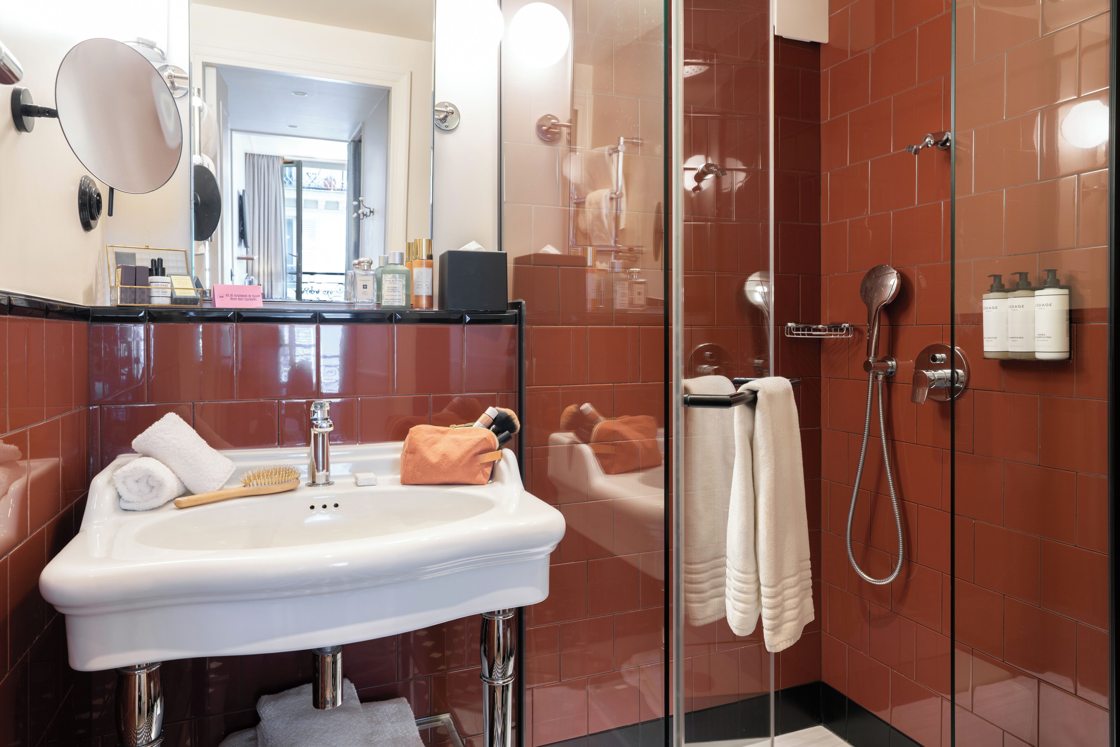 Une salle de bain avec un lavabo, un miroir et une douche.