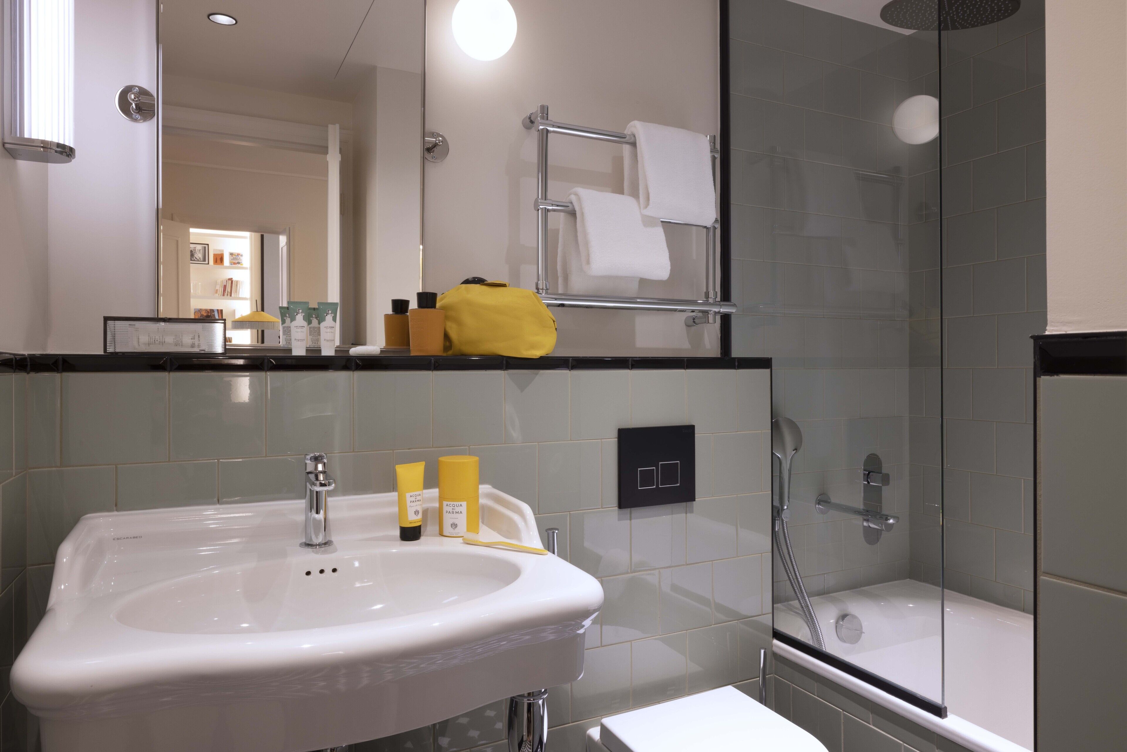 la loge verte suite | bathroom | free toiletries, hair dryer, bathrobes, slippers