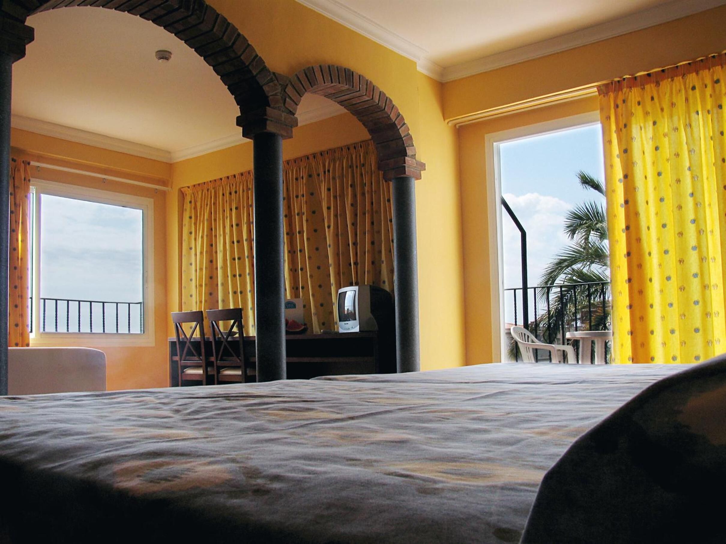 Een kluis op de kamer, een bureau, extra bedden (toeslag), gratis wifi