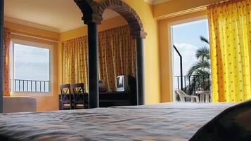 Een kluis op de kamer, een bureau, extra bedden (toeslag), gratis wifi