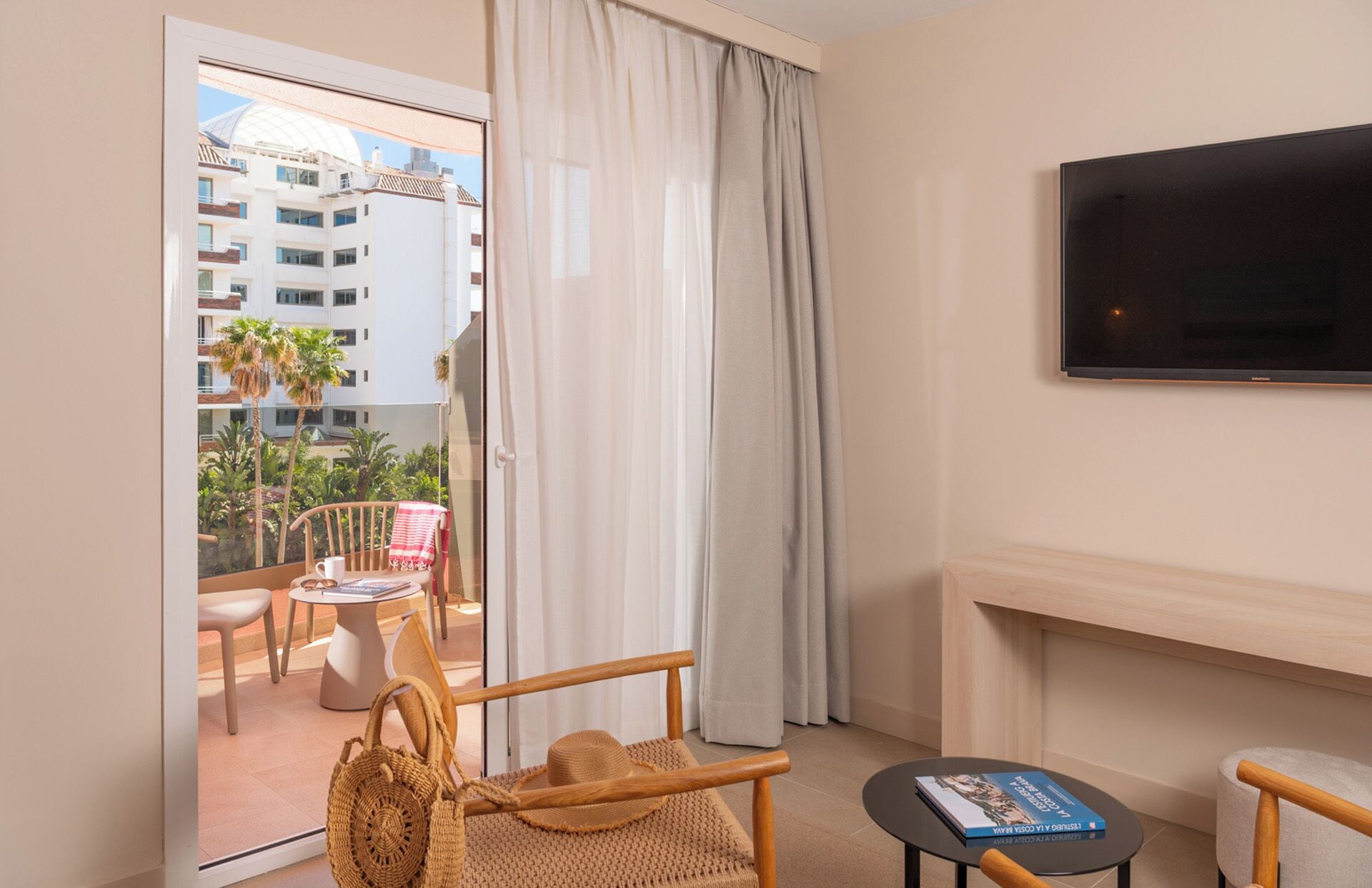 1 bedroom, hypo-allergenic bedding, minibar, desk