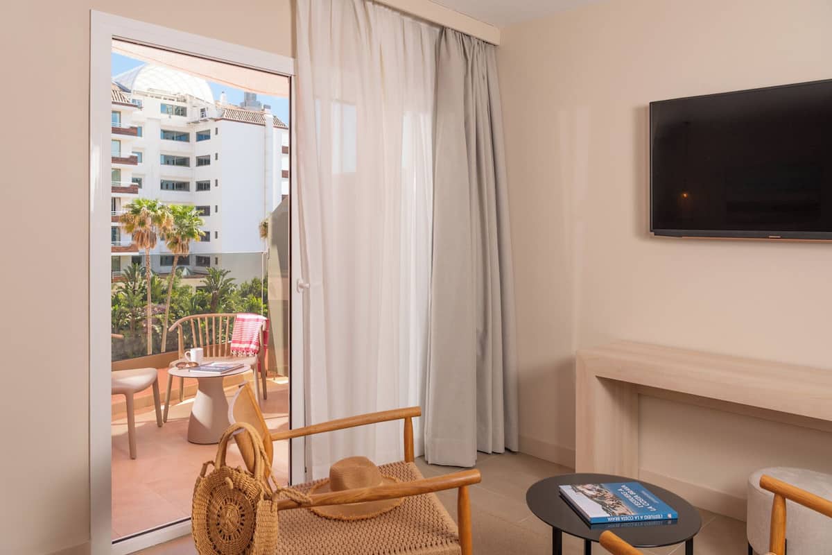 1 bedroom, hypo-allergenic bedding, minibar, desk