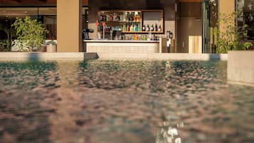 Una piscina al aire libre (de 09:00 a 20:00), sombrillas, tumbonas