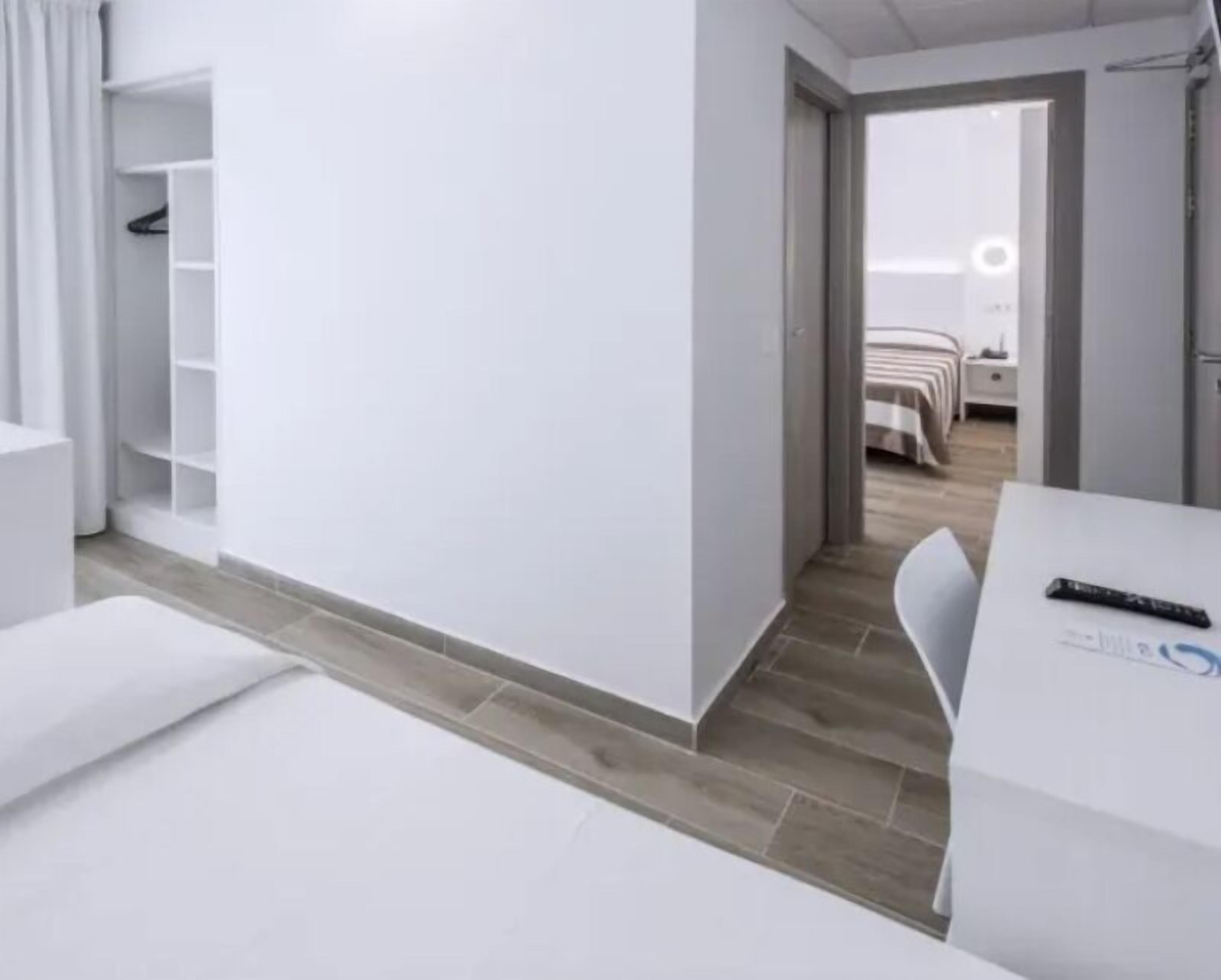 Schreibtisch, schallisolierte Zimmer, Bügeleisen/Bügelbrett