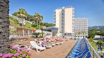 Outdoor pool, pool loungers