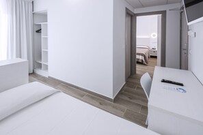 Escritorio, sistema de insonorización, tabla de planchar con plancha