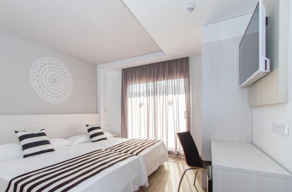 Schreibtisch, schallisolierte Zimmer, Bügeleisen/Bügelbrett