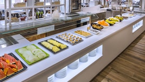 朝食、ランチ、ディナーに営業