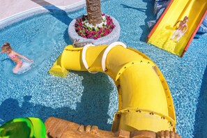 Una piscina al aire libre de temporada, tumbonas