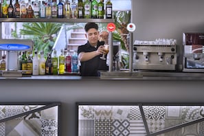 Bar junto a la piscina
