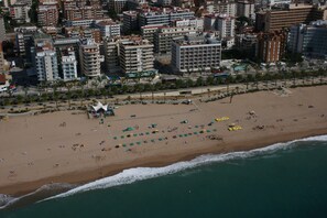 Ubicación cercana a la playa y vóley playa