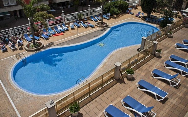Outdoor pool, pool loungers