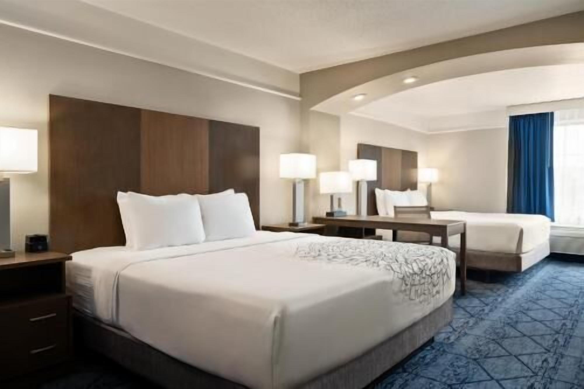 Ropa de cama de alta calidad, camas con pillow-top y escritorio 