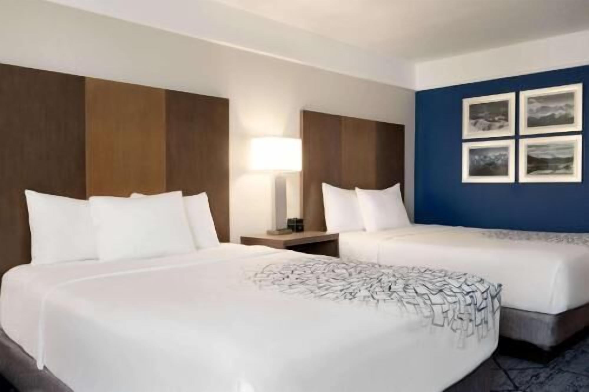 Ropa de cama de alta calidad, camas con pillow-top y escritorio 