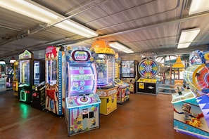 Games room - La Quinta Inn and Suites by Wyndham at WaTiki Waterpark (Rapid City)