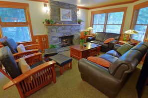 Lobby sitting area - The Heron Inn & Day Spa (La Conner)