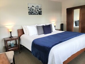Standard Single Room, 1 King Bed | Individually decorated, individually furnished, free WiFi, bed sheets - The Heron Inn & Day Spa (La Conner)