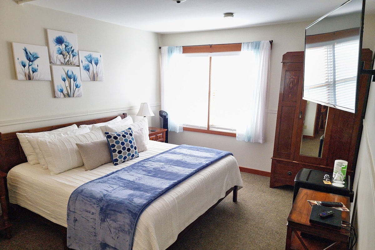 Standard Single Room, 1 King Bed | Individually decorated, individually furnished, free WiFi, bed sheets