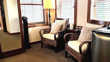 Single Room, 1 Queen Bed, Garden View | Individually decorated, individually furnished, free WiFi, bed sheets