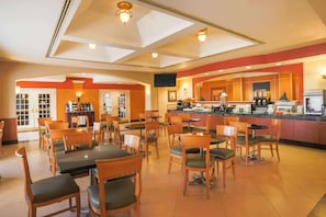 Free continental breakfast - La Quinta Inn & Suites by Wyndham Islip - MacArthur Airport (Bohemia)