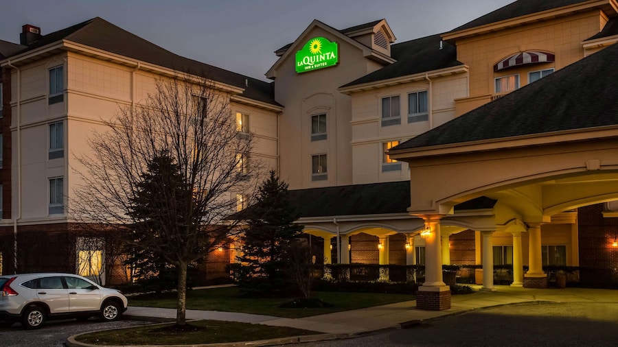 La Quinta Inn & Suites by Wyndham Islip - MacArthur Airport