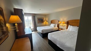 A hotel room with two beds, a desk, and a window with curtains. - La Quinta Inn & Suites by Wyndham Islip - MacArthur Airport (Bohemia)