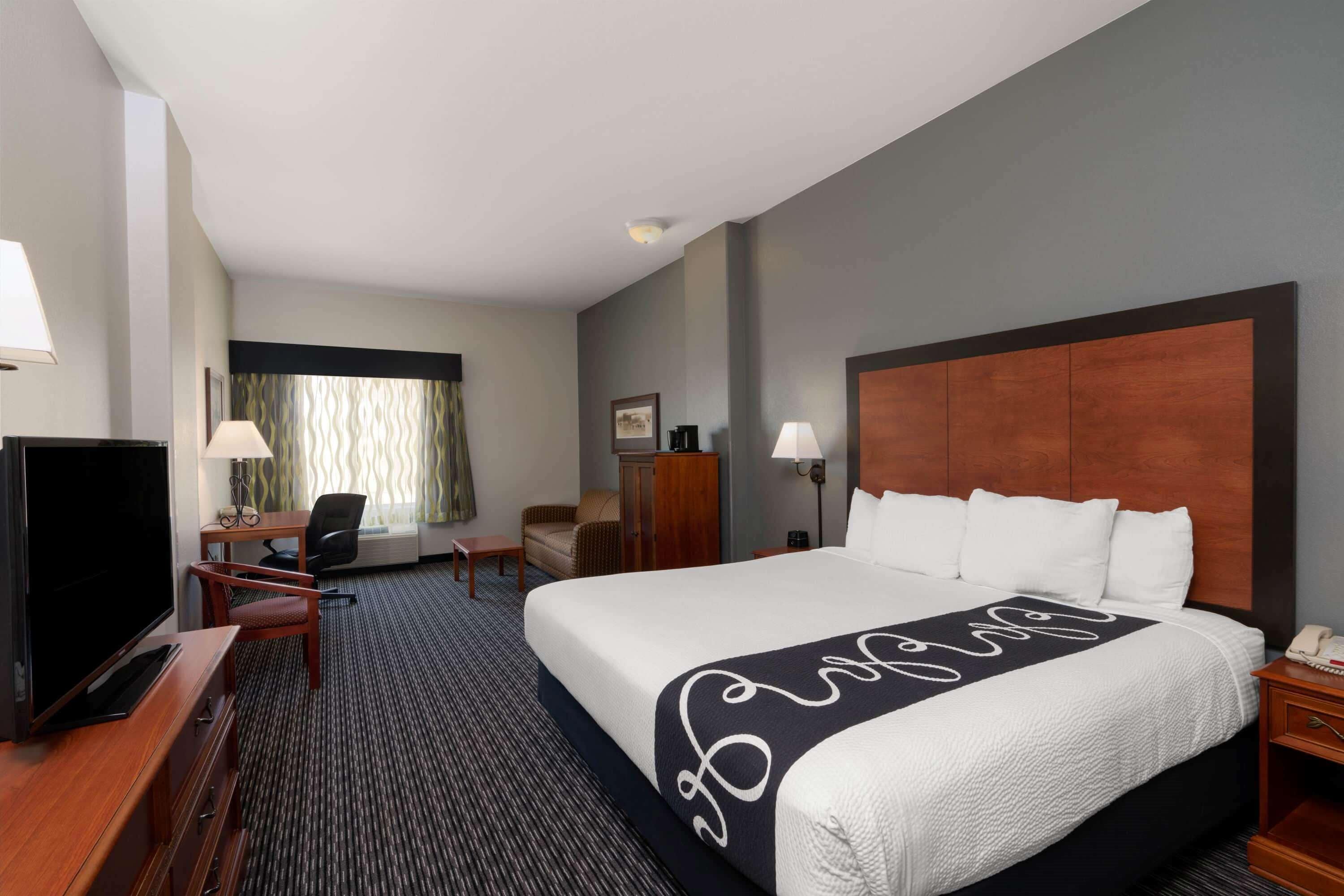 room, 1 king bed, accessible, non smoking (mobility/hearing impaired accessible) | premium bedding, pillow-top beds, individually furnished, desk