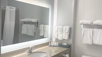 Combined shower/tub, free toiletries, hair dryer, towels