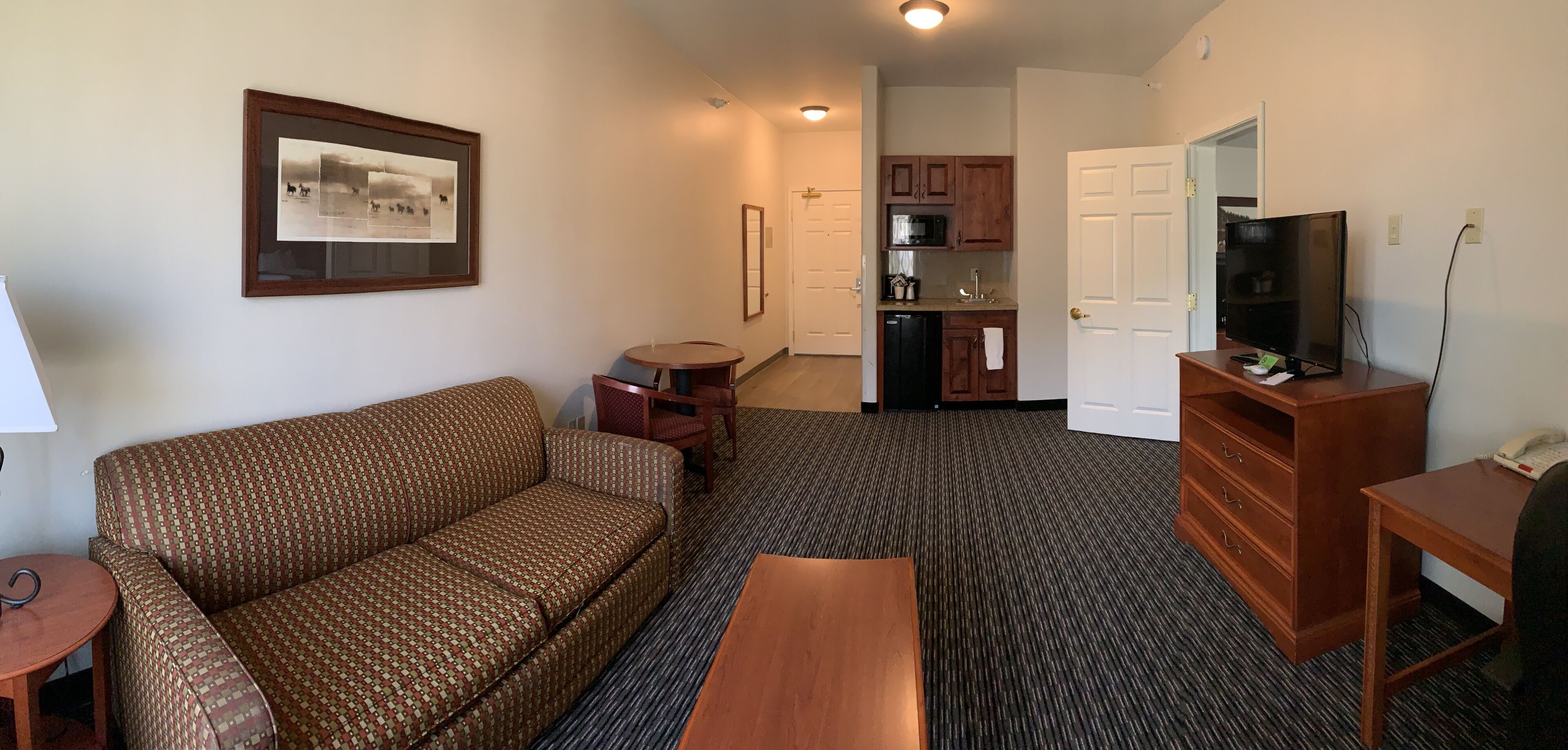 deluxe suite, 2 queen beds, non smoking (deluxe family suite) | living area | 37-inch flat-screen tv with cable channels, tv