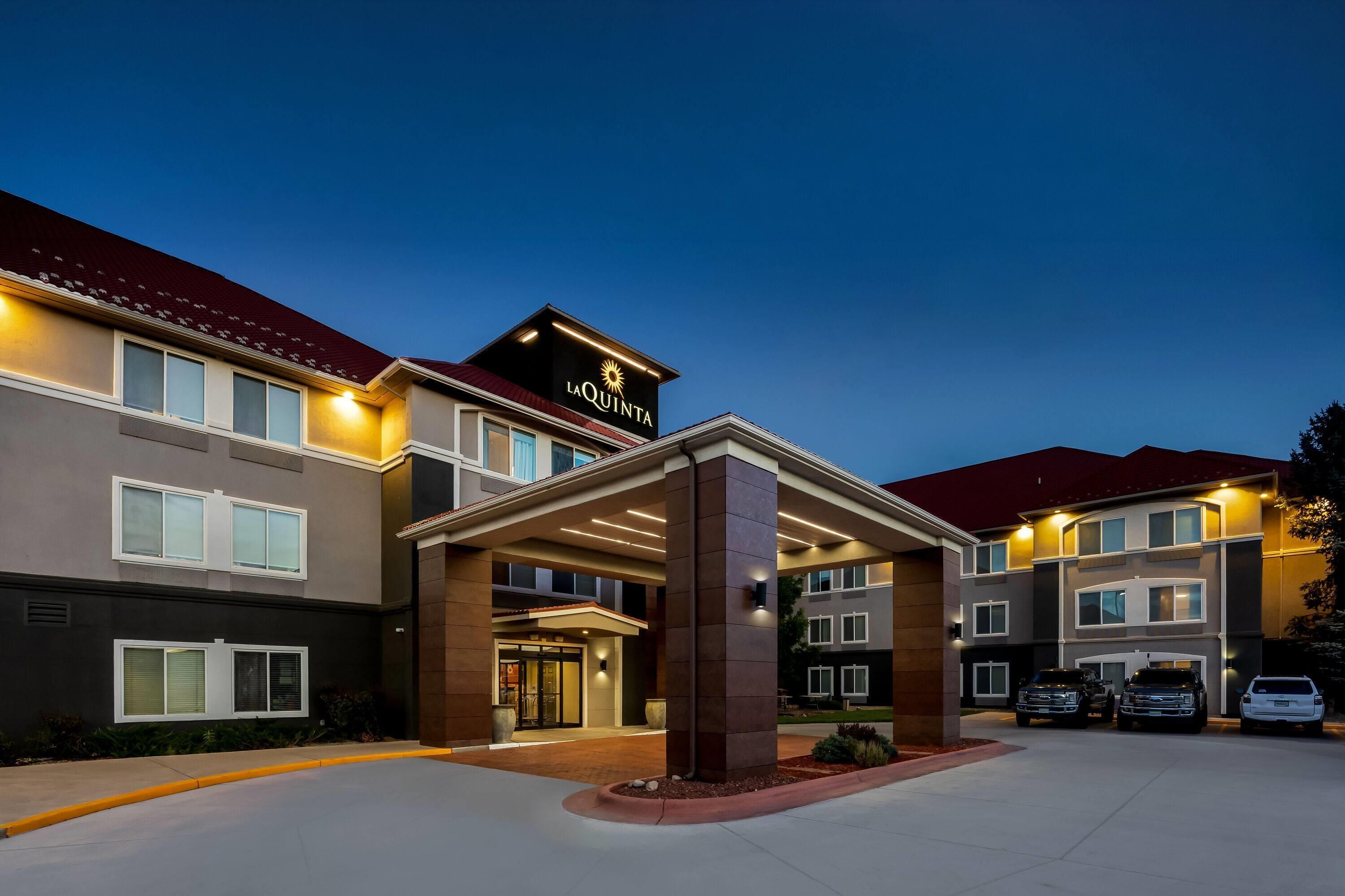 A multi-story hotel with a prominent entrance and a sign reading 'LA QUINTA'.