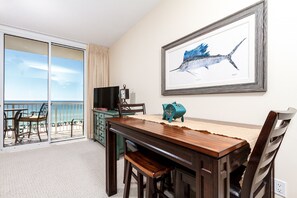 Condo, 1 Bedroom, 2 Bathrooms, Sea Facing | In-room dining