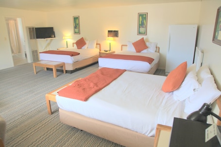 Family Room ( 3 Queen Beds) | Individually decorated, individually furnished, desk, laptop workspace. Bryce Zion Inn