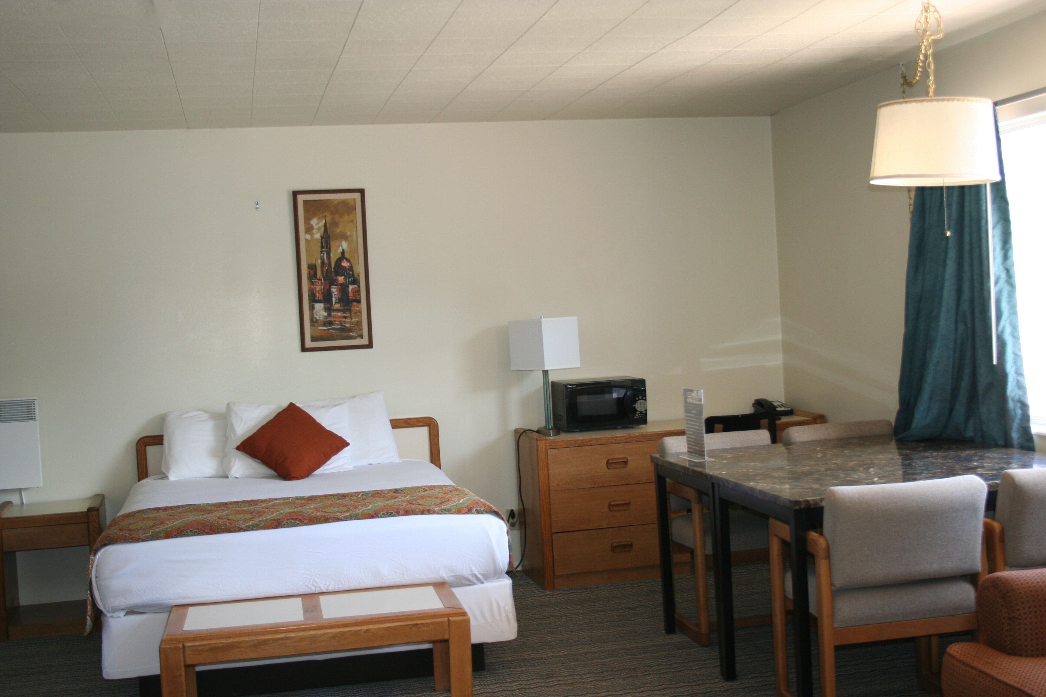 Double Room, 1 Queen Bed | Individually decorated, individually furnished, desk, laptop workspace