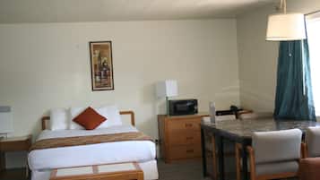 Double Room, 1 Queen Bed | Individually decorated, individually furnished, desk, laptop workspace